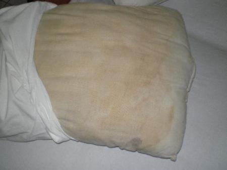 cleaning dirty pillow e1468761880806
