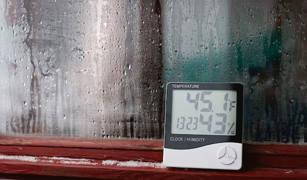 Measurement of air temperature, dew point, humidity with a device (hygrometer), against a window with condensation