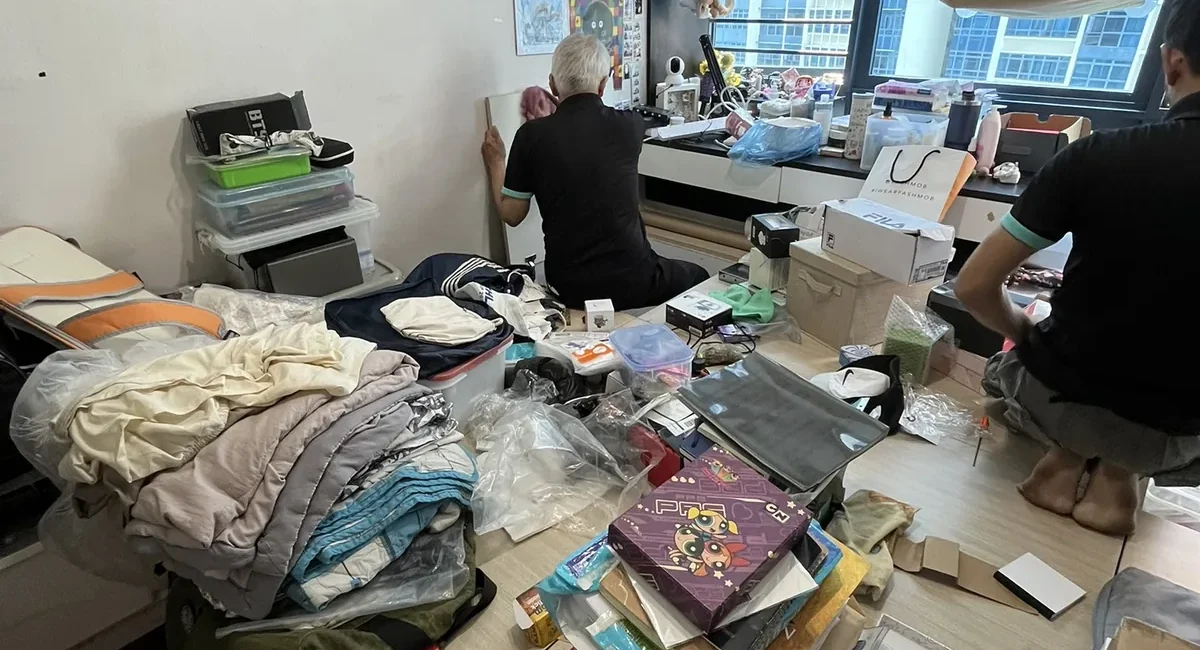 total cleanz decluttering citysquare desk sorting 3