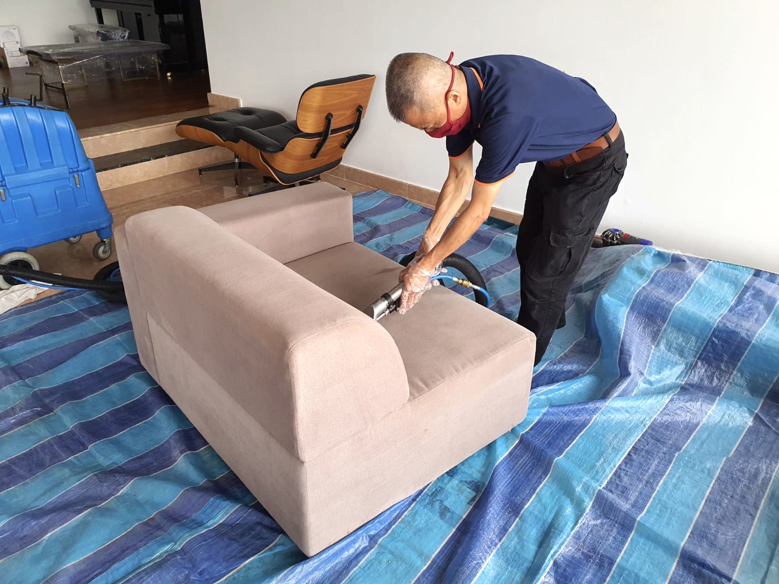 worker making sofa 