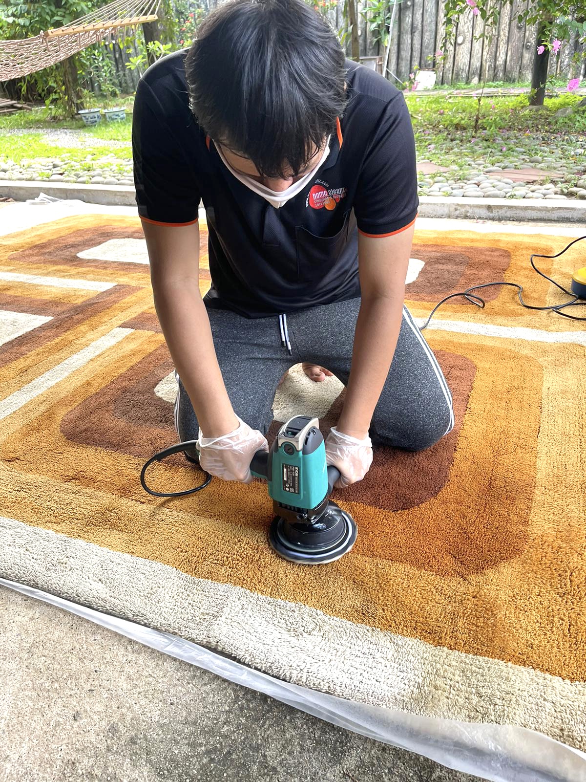 worker polishing mat